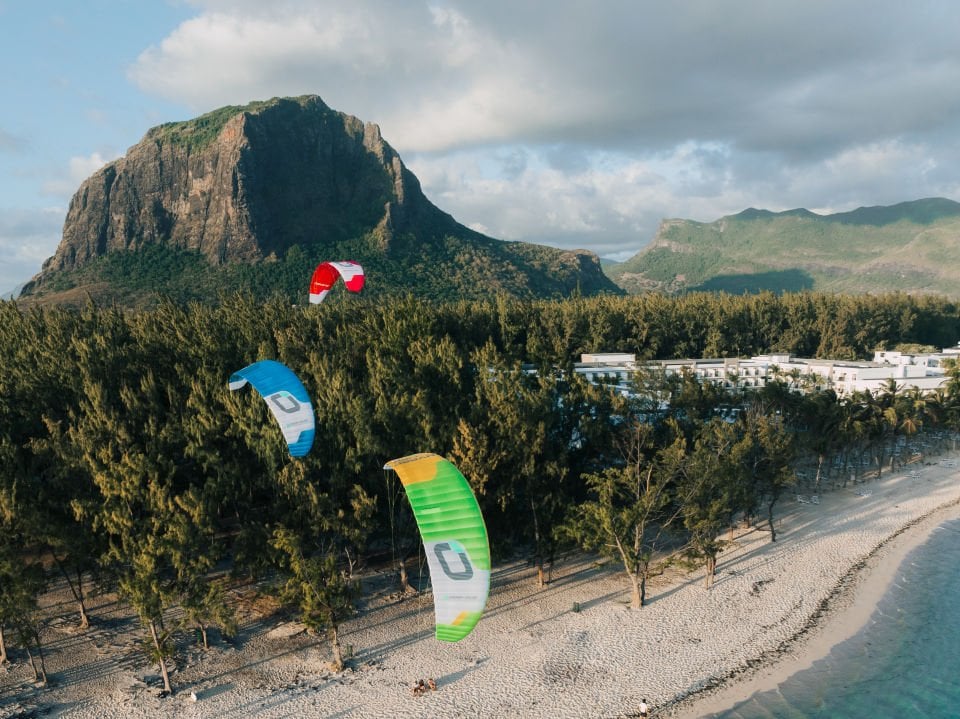 HYPERLINK V4 I FOIL KITE FOR WATER AND SNOW